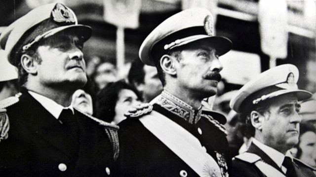 El dictador y presidente de facto argentino, Jorge Rafael Videla (en el centro), en 1979. / Stringer Argentina / Reuters
